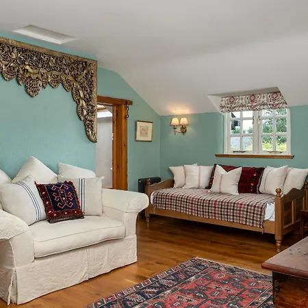 Secluded Riverside Close To Center Parcs Holiday home